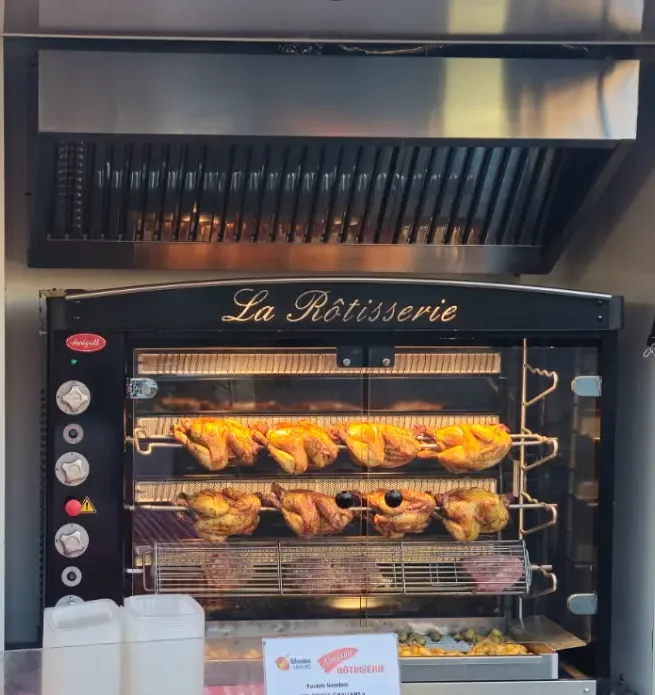 Rôtissoire professionnelle avec poulets rôtis en cuisson artisanale